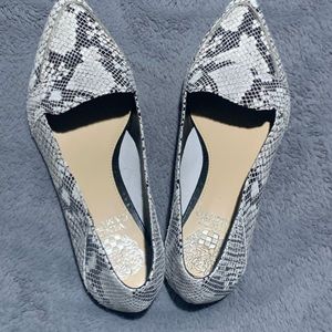 7.5 Vince Camuto snakeskin leather pointed flats